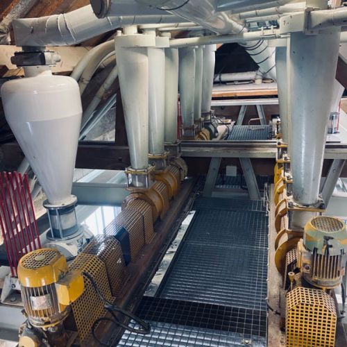 Installation et mise en route de meules à farine débit 3,5 tonnes heures dans un moulin sur la Marne