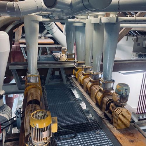 Installation et mise en route de meules à farine débit 3,5 tonnes heures dans un moulin sur la Marne