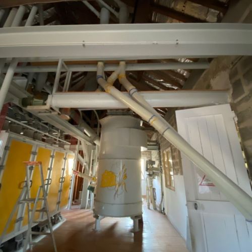 Installation et mise en route de meules à farine débit 3,5 tonnes heures dans un moulin sur la Marne